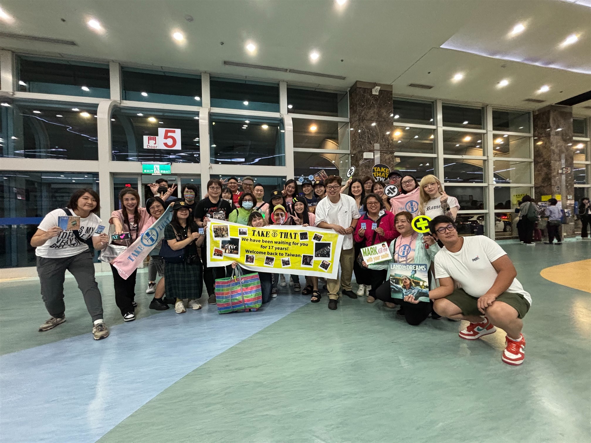 苦等17年 近百位台灣粉絲沸騰迎接接招合唱團訪台開唱